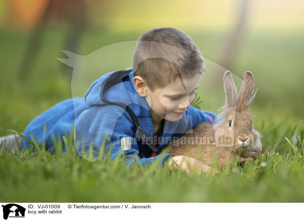 Junge mit Kaninchen / boy with rabbit / VJ-01009
