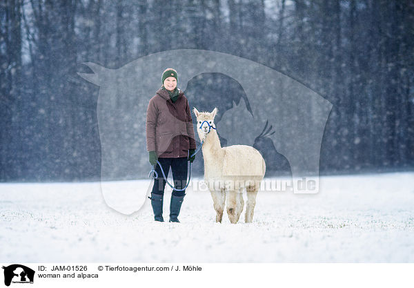 Frau und Alpaka / woman and alpaca / JAM-01526