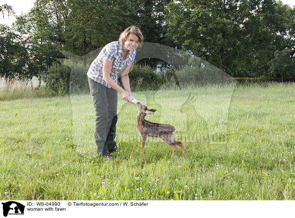 Frau mit Rehkitz / woman with fawn / WS-04990