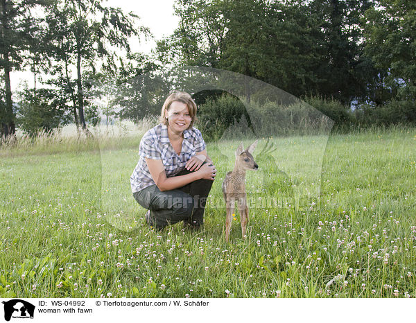 Frau mit Rehkitz / woman with fawn / WS-04992