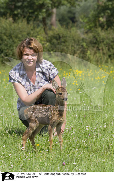 Frau mit Rehkitz / woman with fawn / WS-05000